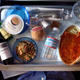 Ilustración para el artículo titulado Lo que quizá no sabías sobre la comida de los aviones: si te quedas con hambre, puedes repetir gratis